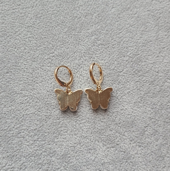 ✨️14k Gold Plated, Hoop, White Butterfly Earrings.✨️ - Picture 4 of 4